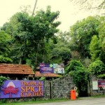 باغ گونه های گرمسیری (Tropical Spice Garden) در پنانگ درست بالای جاده محل اتصال تلک بهنگ (Teluk Bahang) قرار دارد ، که مجموعه ای هشت هکتاری از جنگل های فرعی با 500 گونه از گیاهان و جانوران می باشد.