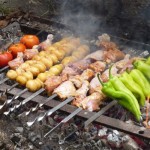 جشنواره باربیکیو کباب و شیشلیک ارمنستان هر ساله با حضور سرآشپزهای حرفه ای و آماتور از مناطق مختلف ارمنستان برای پخت 40 گونه کباب و هر کدام با ویژگی های خاص خود در شهر آختالا برگزار می شود