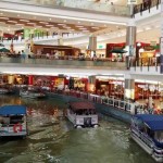مرکز خرید ماینز (Mines Shopping) در منطقه Seri Kembangan واقع شده است و در حدود 30 دقیقه رانندگی با مرکز شهر کوالالامپور فاصله دارد.