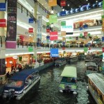 مرکز خرید ماینز (Mines Shopping) در منطقه Seri Kembangan واقع شده است و در حدود 30 دقیقه رانندگی با مرکز شهر کوالالامپور فاصله دارد.